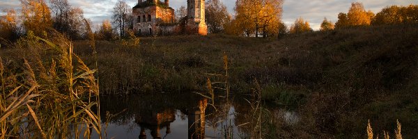 Wzgórze, Szuwary, Chmury, Drzewa, Trawa, Cerkiew, Pożółkłe, Jesień