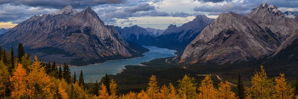 Skały, Chmury, Drzewa, Rzeka, Jesień, Kanada, Alberta, Góry Skaliste, Kananaskis