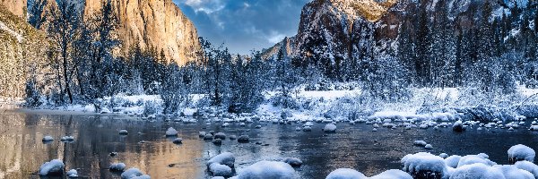 Merced River, Park Narodowy Yosemite, Góry, Kamienie, Chmury, Kalifornia, Rzeka, Niebo, Śnieg, Stany Zjednoczone, Drzewa, Zima