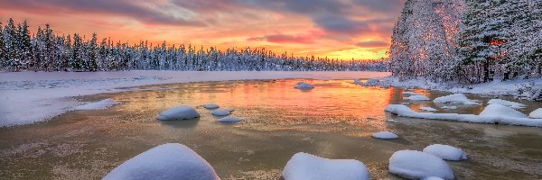 Zima, Kamienie, Ośnieżone, Zachód słońca, Drzewa, Rzeka