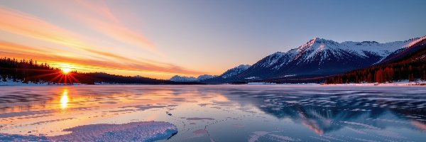 Śnieg, Jezioro, Góry, Drzewa, Zachód słońca, Zima