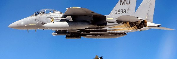 Rakieta, F-15E Strike Eagle, Odrzutowiec