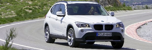 Kobieta, BMW X1, Białe