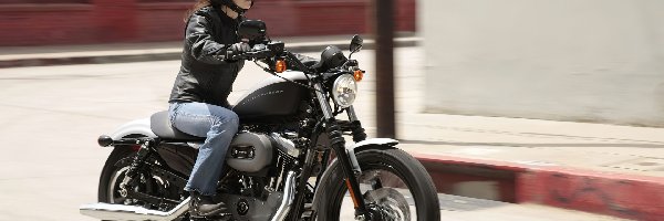 Motocyklistka, Harley Davidson XL1200N Nightster