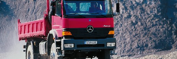 Czerwona Ciężarówka Mercedesa