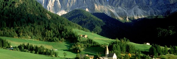 Dolina Val di Funes, Wieś Santa Maddalena, Masyw Odle, Dolomity, Kościół, Włochy, Góry, Drzewa, Lasy