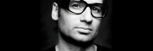 okulary, czarna koszulka, David Duchovny