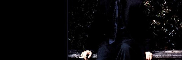 ławka, czarny strój, Joaquin Phoenix